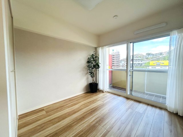 見て見て！！駅が目の前！！ワンチャン傘なくても暮らせそうな距離感！！走れば２秒！で、フランス人もビックリ！な、【リフォーム／シーアイマンション神奈川】の洋室|洋室です