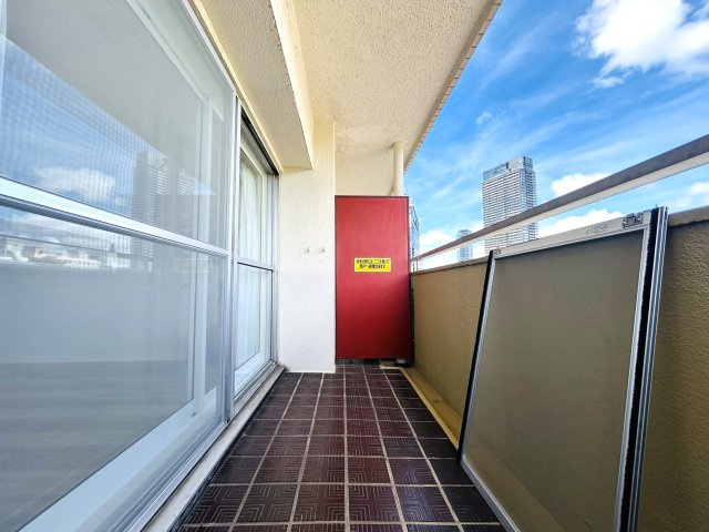 見て見て！！駅が目の前！！ワンチャン傘なくても暮らせそうな距離感！！走れば２秒！で、フランス人もビックリ！な、【リフォーム／シーアイマンション神奈川】のバルコニー|開放的で明るい空間を演出してくれるバルコニーです
