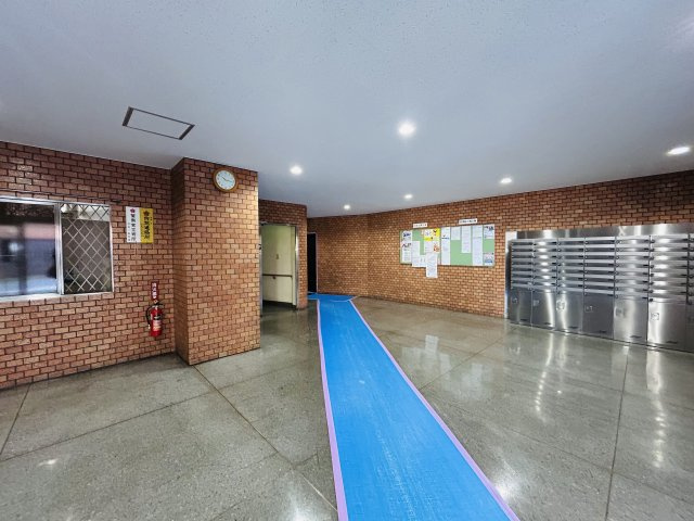 見て見て！！駅が目の前！！ワンチャン傘なくても暮らせそうな距離感！！走れば２秒！で、フランス人もビックリ！な、【リフォーム／シーアイマンション神奈川】のその他共用部分