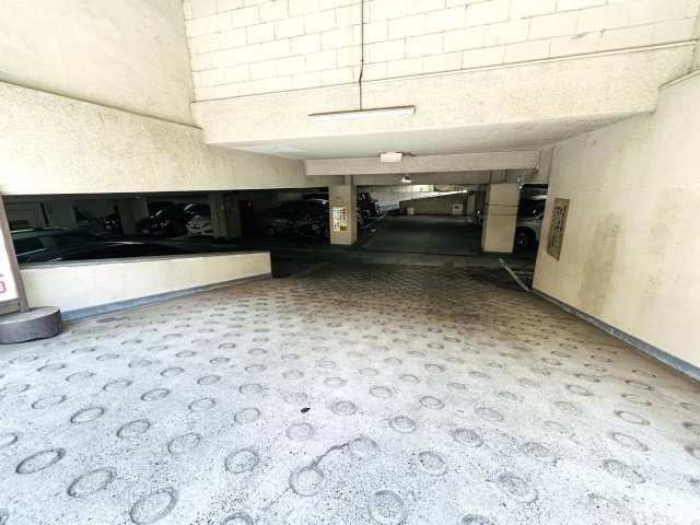 見て見て！！駅が目の前！！ワンチャン傘なくても暮らせそうな距離感！！走れば２秒！で、フランス人もビックリ！な、【リフォーム／シーアイマンション神奈川】の駐車場|駐車場に車を止められます