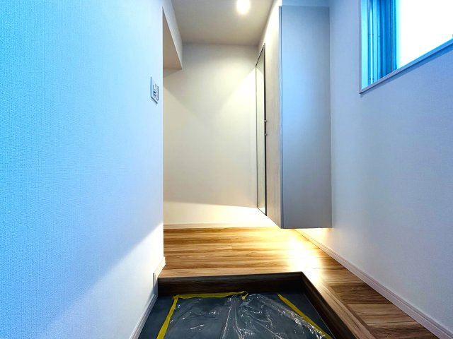 見て見て！！駅が目の前！！ワンチャン傘なくても暮らせそうな距離感！！走れば２秒！で、フランス人もビックリ！な、【リフォーム／シーアイマンション神奈川】の玄関|きれいな玄関です