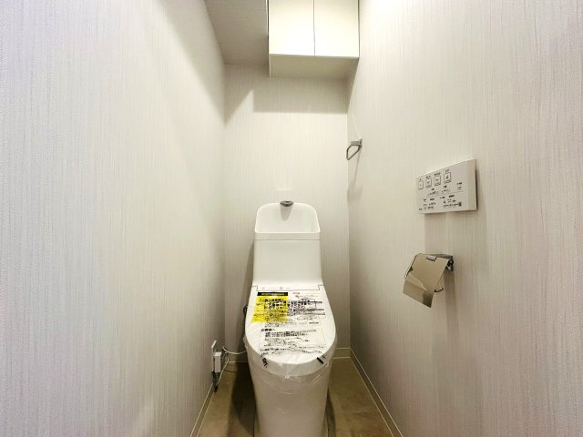 見て見て！！駅が目の前！！ワンチャン傘なくても暮らせそうな距離感！！走れば２秒！で、フランス人もビックリ！な、【リフォーム／シーアイマンション神奈川】のトイレ|トイレです