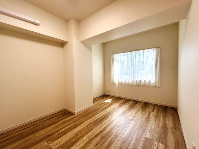 見て見て！！駅が目の前！！ワンチャン傘なくても暮らせそうな距離感！！走れば２秒！で、フランス人もビックリ！な、【リフォーム／シーアイマンション神奈川】の洋室|洋室です