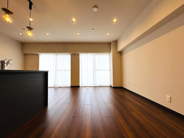 今日はどの駅使う？？その選択肢が多いほど、人生の幅も変わってくるナイスな立地！！パッと見の外観からは想像つかない新たな世界はココに、、な、『反町ステーションハイツ』フルリノベーションの居間・リビング|ゆったりとしたリビングです
