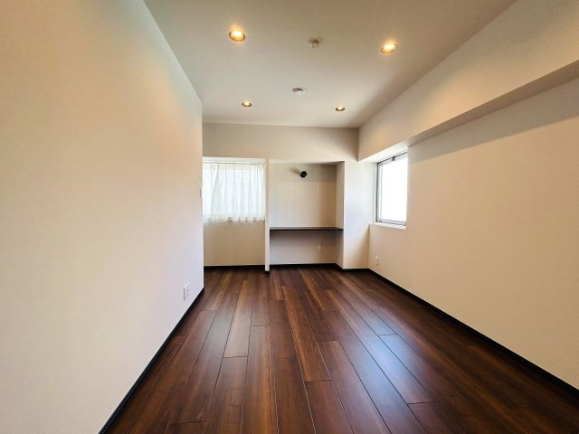 今日はどの駅使う？？その選択肢が多いほど、人生の幅も変わってくるナイスな立地！！パッと見の外観からは想像つかない新たな世界はココに、、な、『反町ステーションハイツ』フルリノベーションの洋室|洋室です