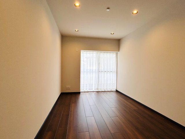 今日はどの駅使う？？その選択肢が多いほど、人生の幅も変わってくるナイスな立地！！パッと見の外観からは想像つかない新たな世界はココに、、な、『反町ステーションハイツ』フルリノベーションの洋室|個人の部屋や寝室として使える洋室です