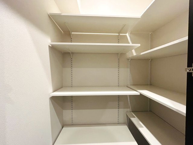 今日はどの駅使う？？その選択肢が多いほど、人生の幅も変わってくるナイスな立地！！パッと見の外観からは想像つかない新たな世界はココに、、な、『反町ステーションハイツ』フルリノベーションの収納|便利な収納スペースです