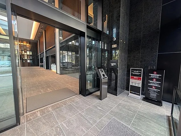 神戸市中央区新港町の賃貸マンションのエントランス