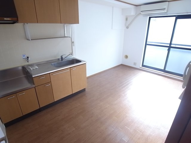 西宮市久出ケ谷町の賃貸マンションの居間・リビング