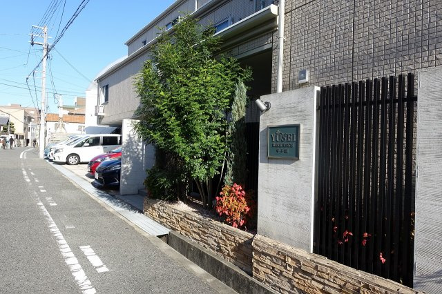 西宮市甲子園三保町のアパートのエントランス