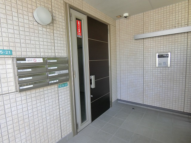 西宮市甲子園三保町のアパートのエントランス