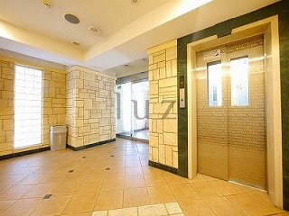 ガラシティ横浜西口のエントランス