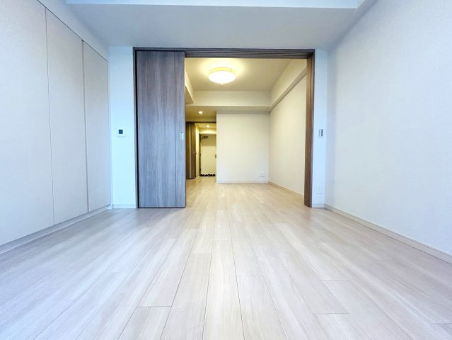 横浜駅まで徒歩10分の好立地☆共用部分もラグジュアリーな築浅レジデンス☆ペットと迎える新生活はここで決まり♪な【リフォーム／セルアージュ横濱カレイド】の洋室|スタンダードな洋室です