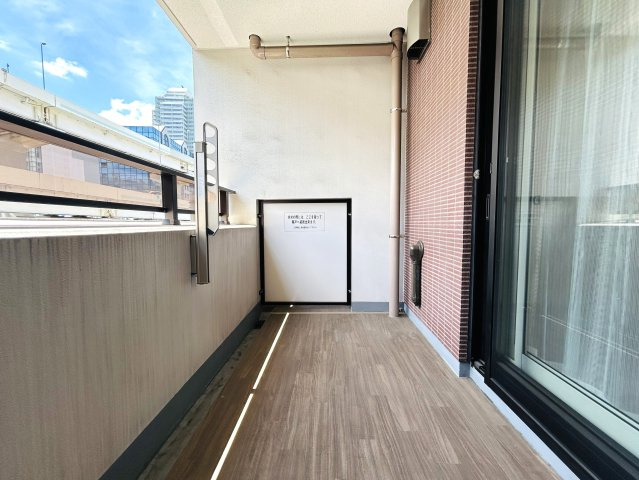 横浜駅まで徒歩10分の好立地☆共用部分もラグジュアリーな築浅レジデンス☆ペットと迎える新生活はここで決まり♪な【リフォーム／セルアージュ横濱カレイド】のバルコニー|陽当たり良好なバルコニーです