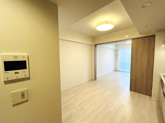 横浜駅まで徒歩10分の好立地☆共用部分もラグジュアリーな築浅レジデンス☆ペットと迎える新生活はここで決まり♪な【リフォーム／セルアージュ横濱カレイド】の居間・リビング|ゆったりとした居間です