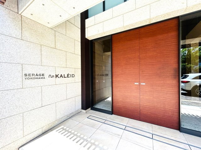 横浜駅まで徒歩10分の好立地☆共用部分もラグジュアリーな築浅レジデンス☆ペットと迎える新生活はここで決まり♪な【リフォーム／セルアージュ横濱カレイド】の玄関|きれいな玄関です