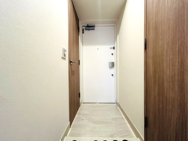 横浜駅まで徒歩10分の好立地☆共用部分もラグジュアリーな築浅レジデンス☆ペットと迎える新生活はここで決まり♪な【リフォーム／セルアージュ横濱カレイド】の玄関|明るい玄関です