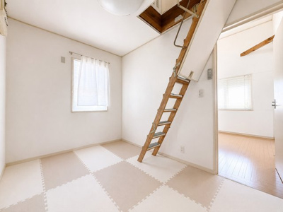 【洋室】 | ◆町田市下小山田町　中古戸建◆ | ◆子どものスタディ空間として、あるいは書斎やホビールームとして生活スタイルに合わせて使えるプライベートルーム。居心地のいい落ち着いたインテリアが似合います。　※画像はAIで加工しております。