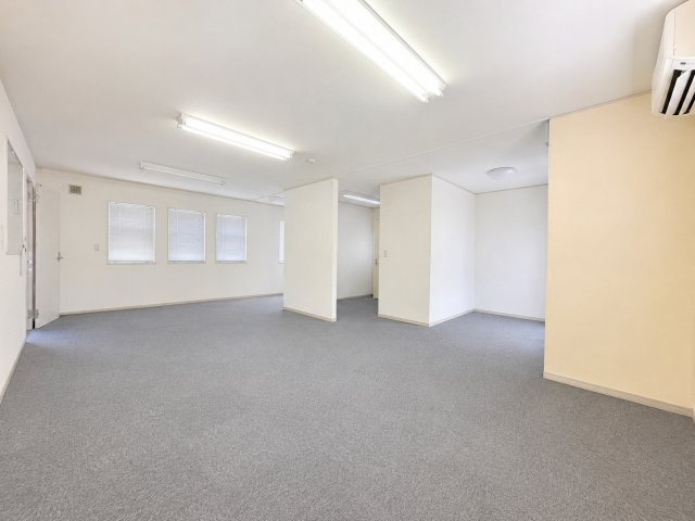【居間・リビング】 | ◆町田市下小山田町　中古戸建◆ | ◆ご家族の会話がはずむ、開放的なＬＤＫです。休日はお陽さまの光をたっぷりととりこめるぽかぽかリビングで過ごしませんか？　※画像はAIで加工しております。