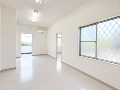 【洋室】 | ◆町田市下小山田町　中古戸建◆ | ◆室内はいつも明るい印象なので気持ちの良い朝を迎えられます。各部屋にはクローゼットを完備しており、収納が多いお家はすっきりして快適空間です。　※画像はAIで加工しております。