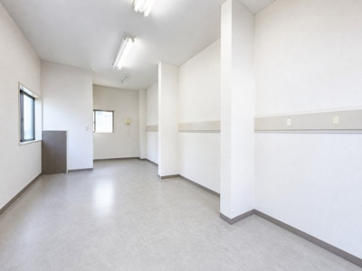 【洋室】 | ◆町田市下小山田町　中古戸建◆ | ◆気持ちの良い風が室内へ入り込む居室。家具を配置しても広々ご利用いただけます！！　※画像はAIで加工しております。