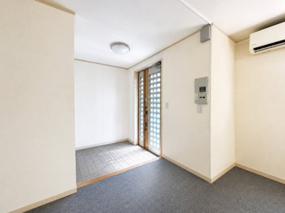 【玄関】 | ◆町田市下小山田町　中古戸建◆ | ◆光の渦が溢れた明るい玄関ホール。「おかえり」と「ただいま」が交差するお家の顔とも言える場所は爽やかで心地良い空間となっています。　※画像はAIで加工しております。