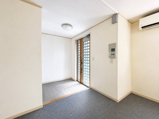 【玄関】 | ◆町田市下小山田町　中古戸建◆ | ◆光の渦が溢れた明るい玄関ホール。「おかえり」と「ただいま」が交差するお家の顔とも言える場所は爽やかで心地良い空間となっています。　※画像はAIで加工しております。
