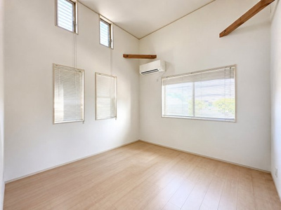【洋室】 | ◆町田市下小山田町　中古戸建◆ | ◆二面採光で、陽差しを長時間受ける事が出来る暖かい室内です。もちろんペアガラスなので、遮音性にも優れ、結露も発生しにくい構造。　※画像はAIで加工しております。