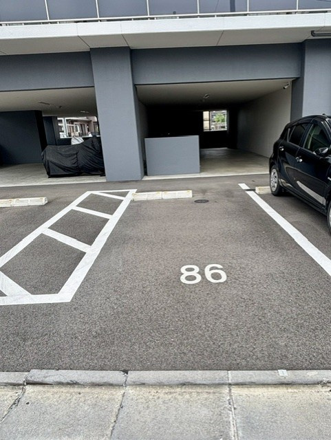 アルファステイツ一条の駐車場|平面自走式の駐車場付き、月額2千円です。2026年7月撮影