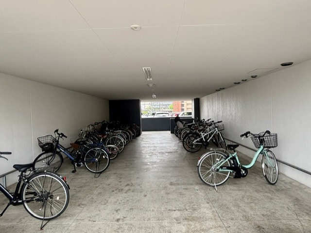 アルファステイツ一条の駐輪場|平置134台の自転車置場です。2026年7月撮影