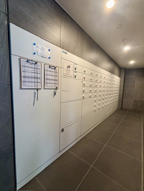 アルファステイツ一条の設備|不在時の配達でも荷物を預かり、24時間いつでも受け取れる便利な宅配ロッカーを設置しています。2026年7月撮影