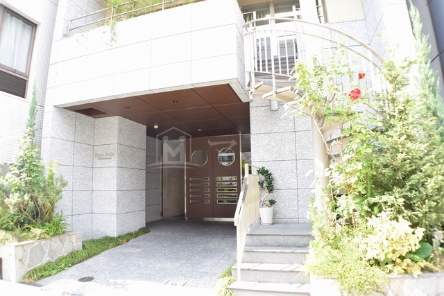 大阪市中央区南船場１丁目の賃貸マンションのエントランス
