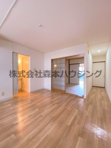 【居間・リビング】 | 　ヒロミツイースト | こちらの居間で趣味の時間をお楽しみください