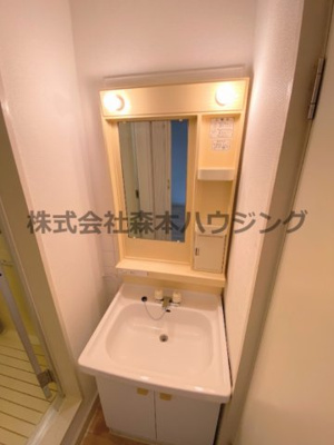 【独立洗面台】 | 　ヒロミツイースト | 独立洗面化粧台が付いています
（水のみ使用可）