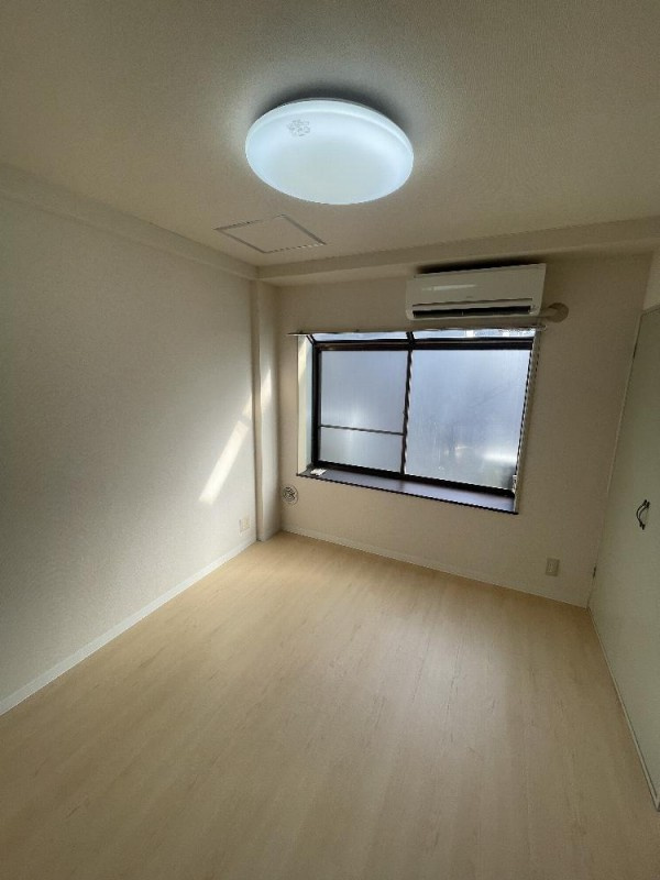 室内写真は、同物件別号室の参