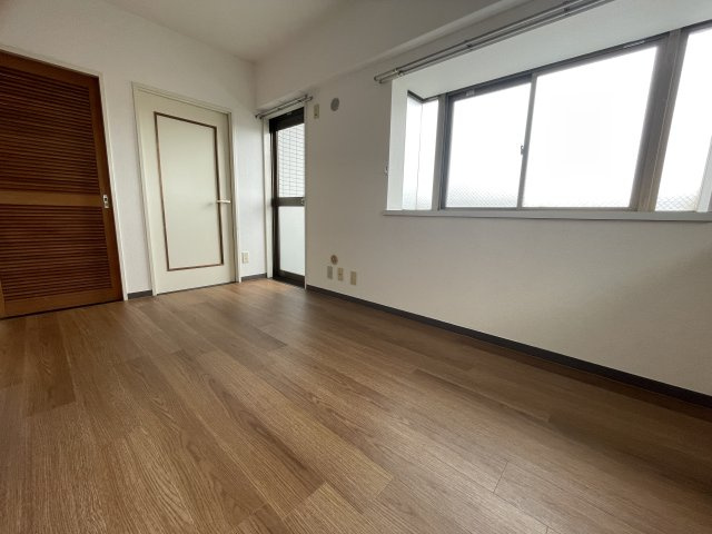 千葉市美浜区稲毛海岸４丁目の賃貸マンションの居間・リビング