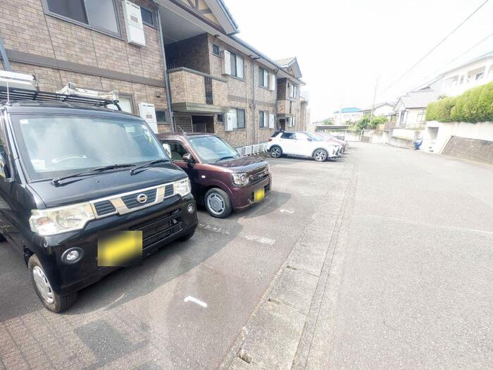 アムールの駐車場