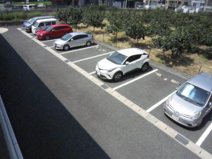 アドミラーブルの駐車場