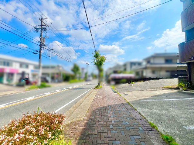 名東区極楽四丁目土地の前面道路含む現地写真|前面道路はバスも通行しますので、人目につきやすい立地です！