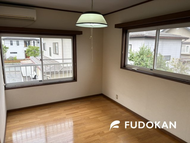 山形市平清水【中古住宅】の洋室|2階の洋室は子供部屋として利用でき、日当たりも良好ですね。広々空間ですので大きなベットを置いても余裕がありそうです。