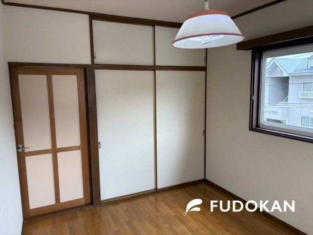 山形市平清水【中古住宅】の洋室|2階洋室です。大きいベットを置いてもスペースの取れる洋室です。質の良い睡眠で一日の疲れを癒す空間で気持ちの良い一日のスタートを切ることができます。