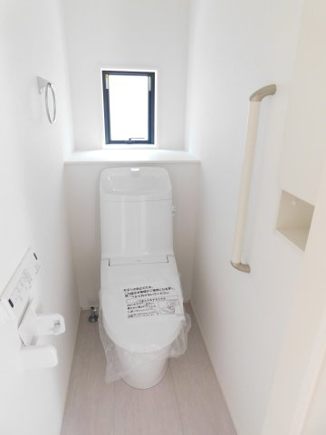 清須市中河原の新築一戸建のトイレ|◇トイレ◇　　１・２階シャワートイレ　節水タイプ　リモコンパネル付き　便利な収納完備