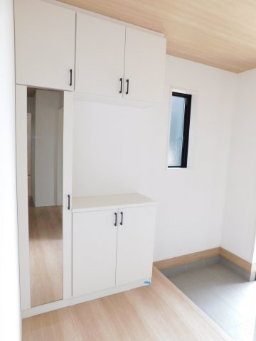 清須市中河原の新築一戸建の玄関|◇玄関収納◇　　家族の履物がしっかり収納できるミラー付きシューズ収納！　