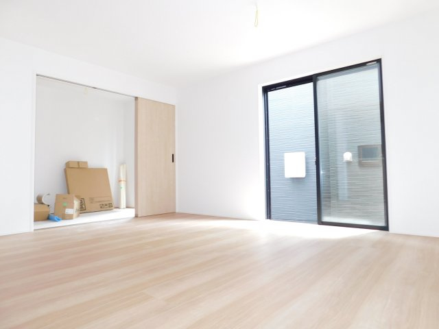 清須市中河原の新築一戸建の居間・リビング|◇リビング◇　　明るいリビング１８．７５帖　子育てに嬉しい３．０帖のタタミスペース付き♪