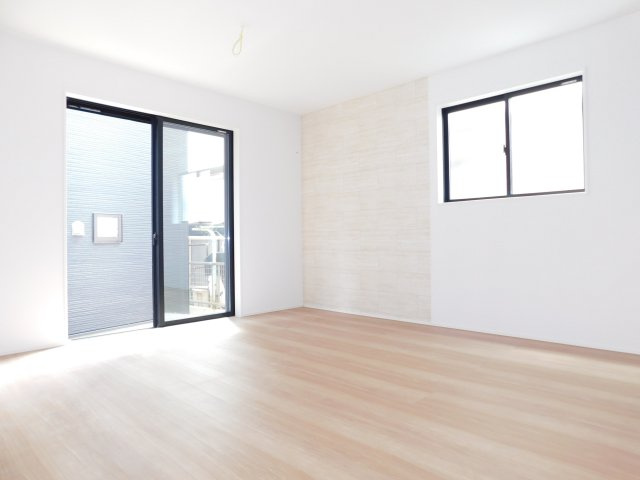 清須市中河原の新築一戸建の居間・リビング|◇リビング◇　　明るいリビング１８．７５帖　インテリアが映えるアクセントクロスのリビング♪