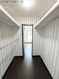 収納力が高く洋服や小物を整理しやすく、更衣室のように使え、部屋がすっきり保てます。収納の配置を自由に調整でき、換気性が良く防湿・防虫対策も可能。快適で機能的な生活空間を実現できます♪