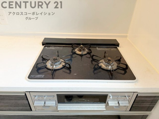 多数の調理器具を同時に使用でき、料理の効率化が可能。省エネで節約になり、様々な料理スタイルに適応できます。また、火力調整が独立しており、手入れや掃除もしやすく、今よりもっとお料理が楽しくなるかも。