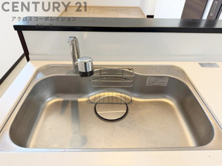 大きなシンクでお鍋などの大きな調理器具を洗う際にも便利です。
