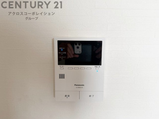 訪問者が来たときにテレビ画面で確認できるため、安心してドアを開けられます。録画機能があるものもあり、留守中に来訪者を記録しておくことができます。利便性が高く、セキュリティ面でも安心です。