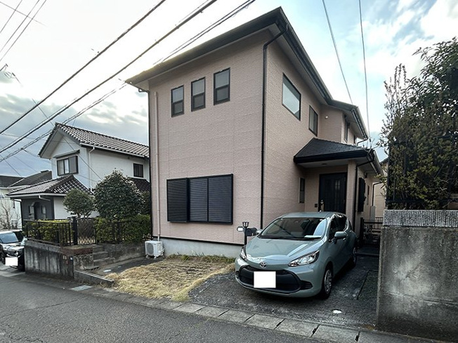 【外観】 | 三島市錦が丘 中古戸建て | 再生住宅が月々7万円台から登場。駐車は2台分可能です。向山小学校まで徒歩約19分、錦田中学校まで徒歩約23分です。